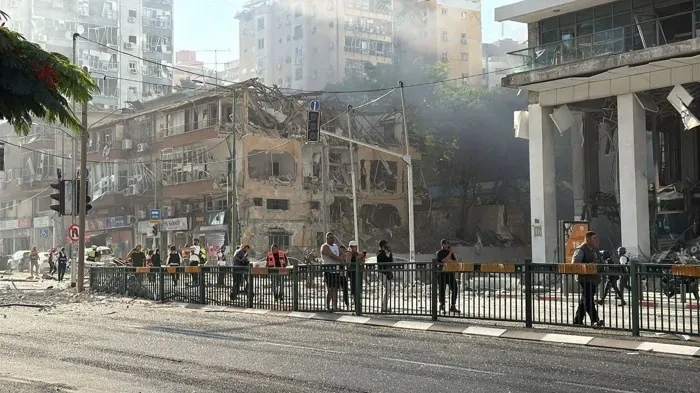 137 مصابًا وأضرار واسعة في تل أبيب وبئر السبع جراء الصواريخ الإيرانية