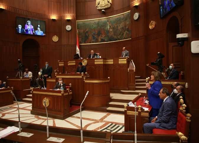 هنا القاهرة| الشيوخ يقر قانون إجازة الأبوة.. تغيير نظام الثانوية العامة..وجدل بسبب ميرفت أمين