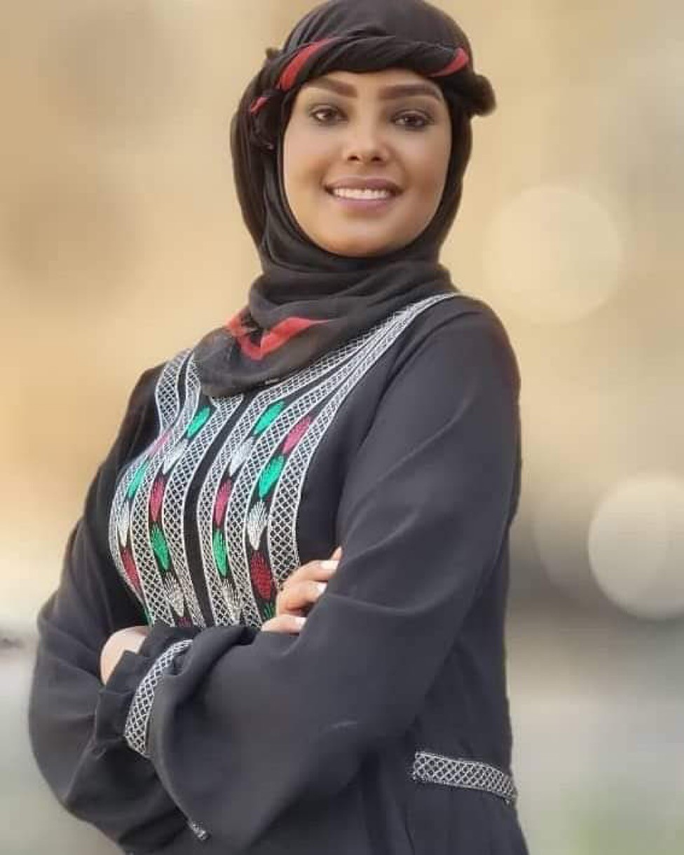 "انتصار الحمادي" تتعرض في سجون الحوثي للضرب والعنف.. وضغوط لمنع النشر