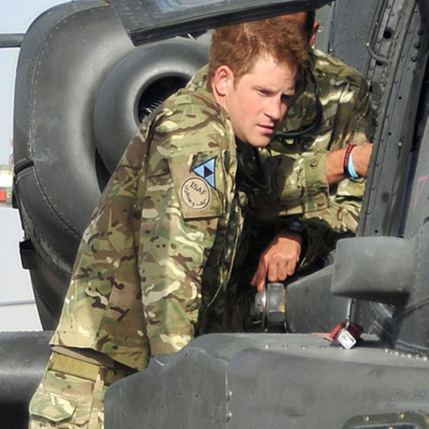 هاري.. يتهم عائلته بالعنصرية لكنه يفخر بها تجاه الافغان! اراد ان يكون بطلًا فظهر كمجرم وخائن!   .. الاحمق الذي ضرب وجهه بمدفع ليقتل بعوضه