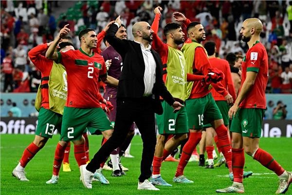 بينهم ثلاثي منتخب المغرب.. 4 لاعبين على رادار برشلونة في الصيف