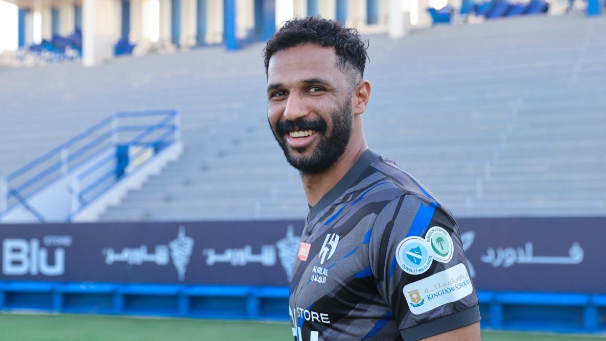 الهلال يفتقد العويس أمام النصر في ديربي الرياض