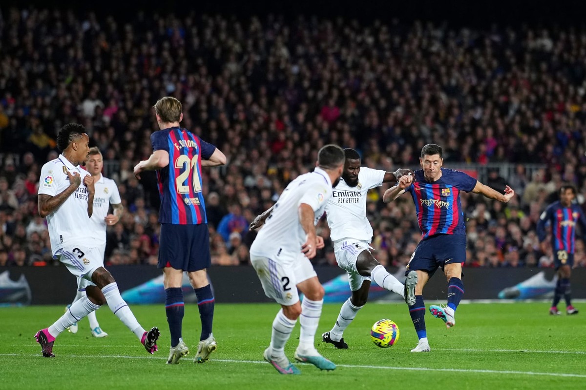 كلاسيكو الأرض.. تعديلات في تشكيل برشلونة.. وغياب وحيد في صفوف ريال مدريد