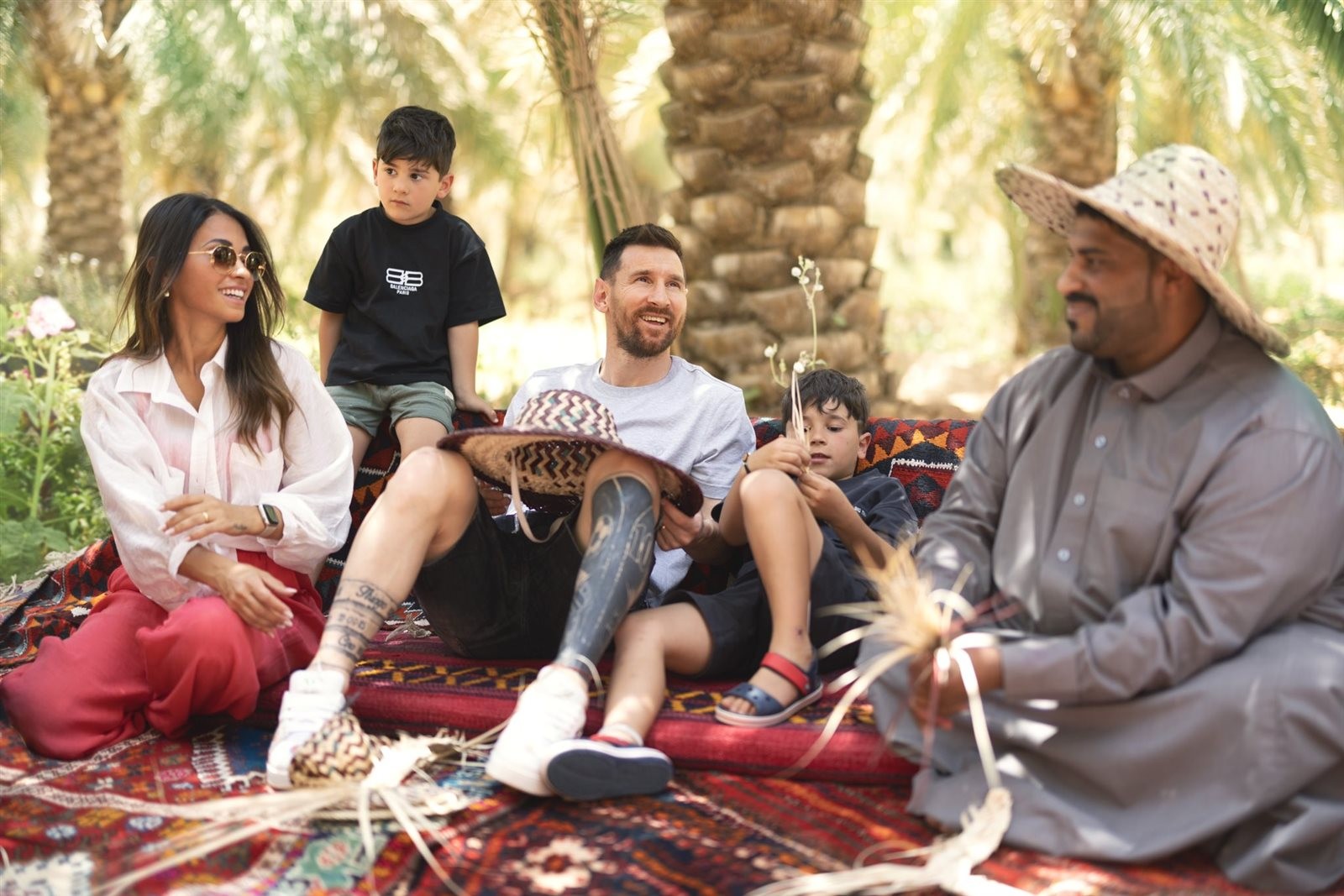 صور.. ميسي يظهر في السعودية