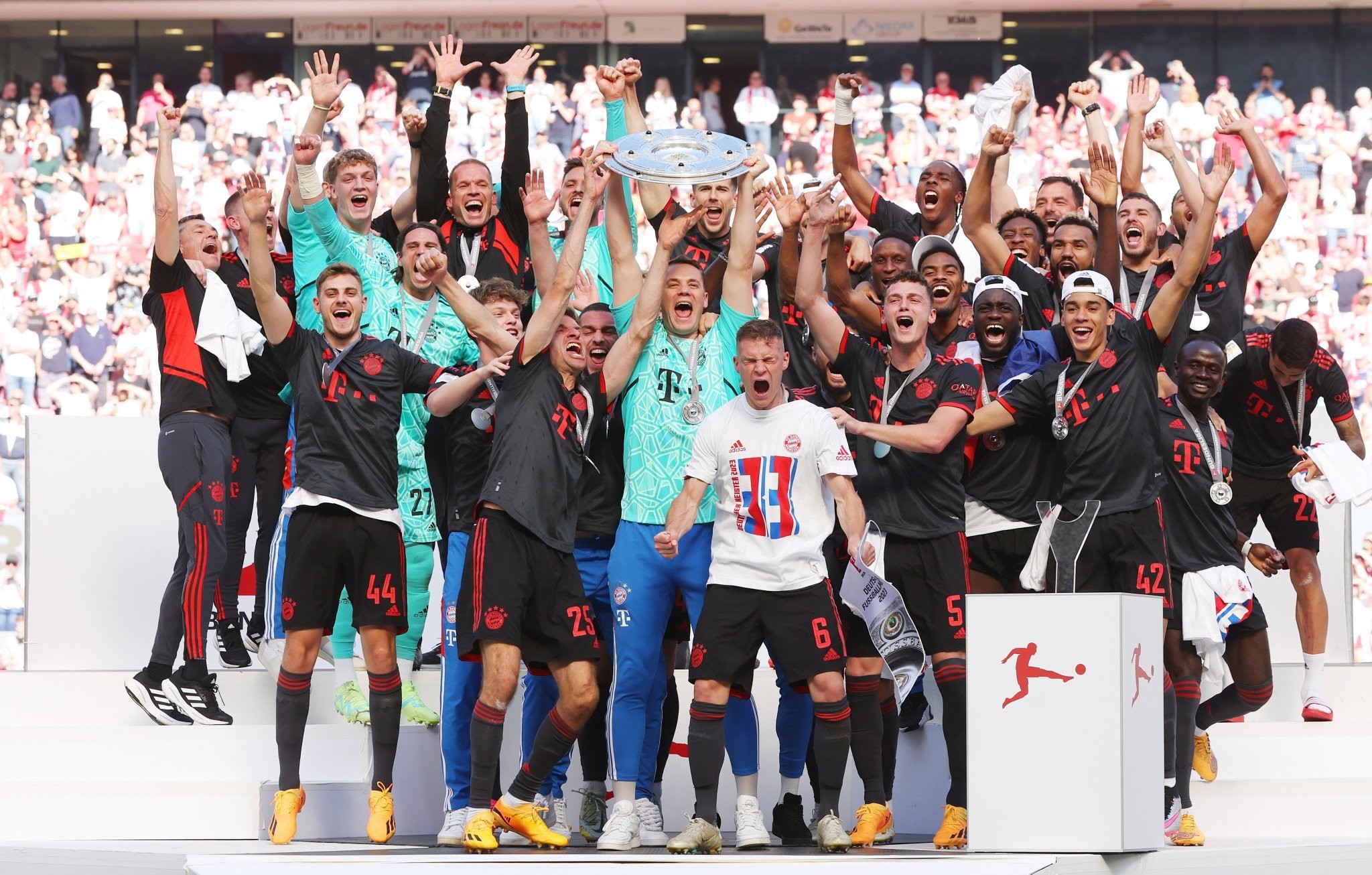 مشاهد مثيرة بين بايرن ودورتموند بعد حسم الدوري