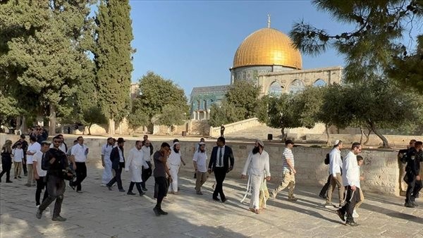 عشرات المستوطنين يقتحمون الأقصى تحت حراسة قوات الاحتلال