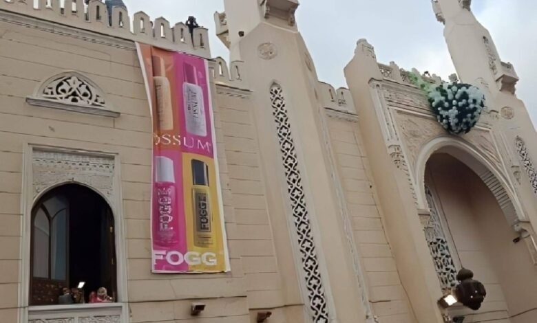 انتهاك حرمة بيوت الله.. إعلان تجاري لـ مزيل عرق على جدران مسجد في مصر يثير الجدل | صور