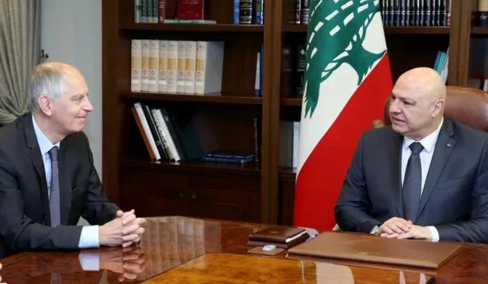 رئيس لبنان يطالب فرنسا بالضغط لوقف انتهاكات الاحتلال وإطلاق الأسرى اللبنانيين