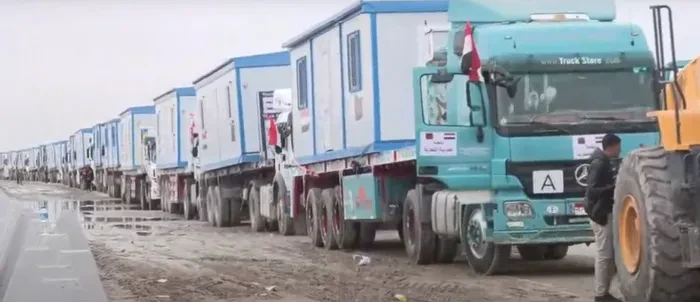 اصطفاف شاحنات تحمل منازل متنقلة بالجانب المصري لمعبر رفح استعدادا لدخول غزة