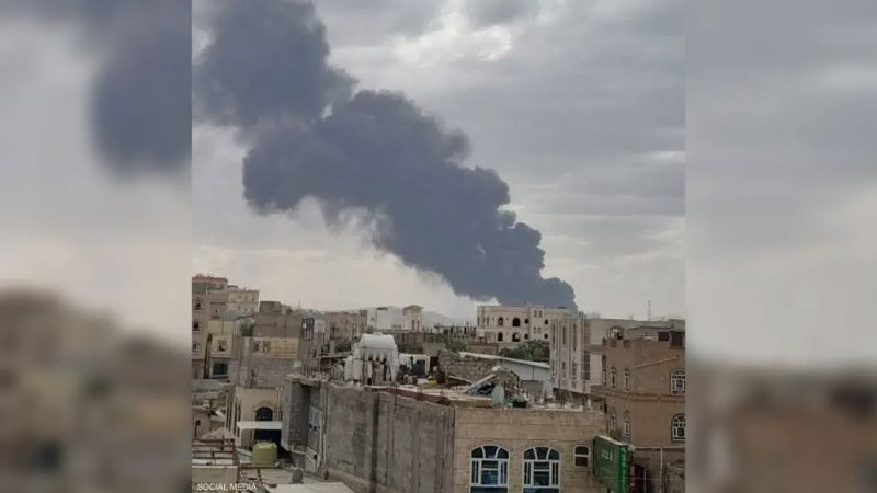 غارات إسرائيلية على مطار صنعاء.. ضربة مباشرة واتهامات بتسليح الحوثيين